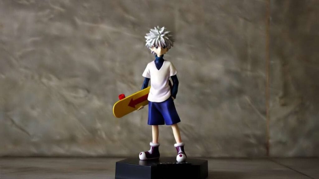 Miniatura de um personagem de anime com prancha de skate, sobre uma base preta